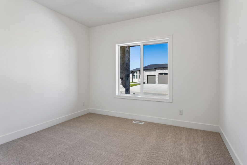 23-web-or-mls-10221 - 6219 N 209th St_023