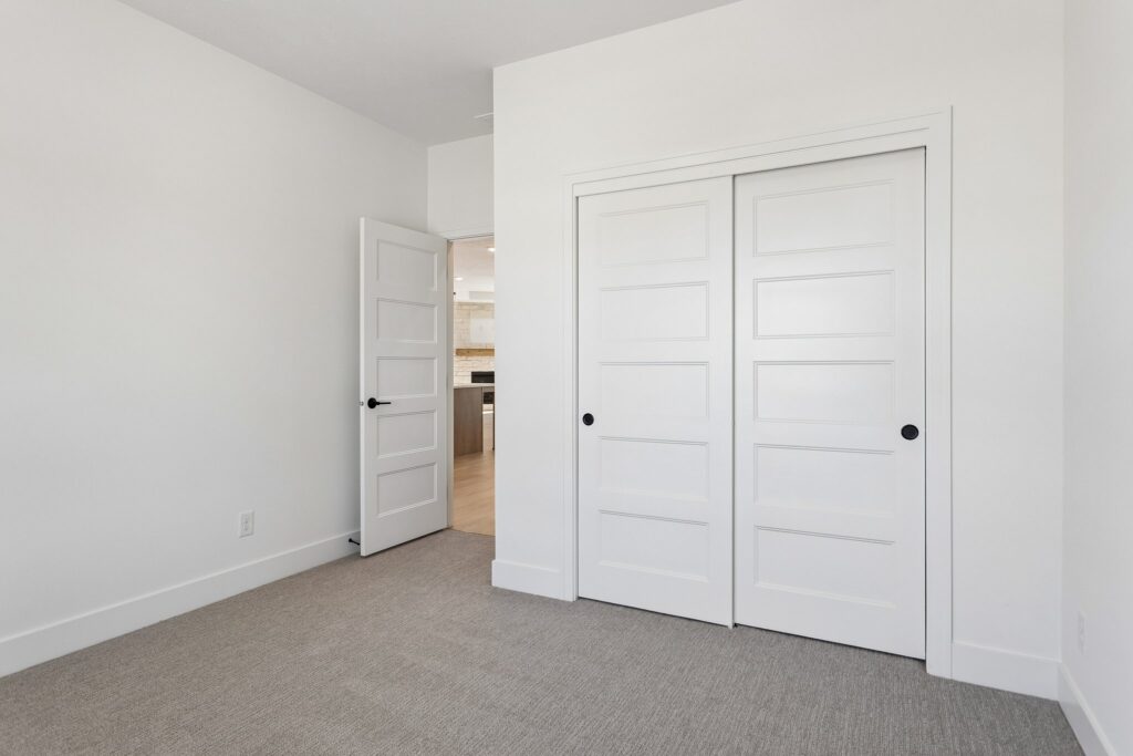 24-web-or-mls-10221 - 6219 N 209th St_024