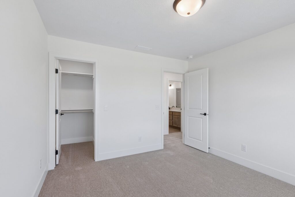 24-web-or-mls-21427 Y St_025