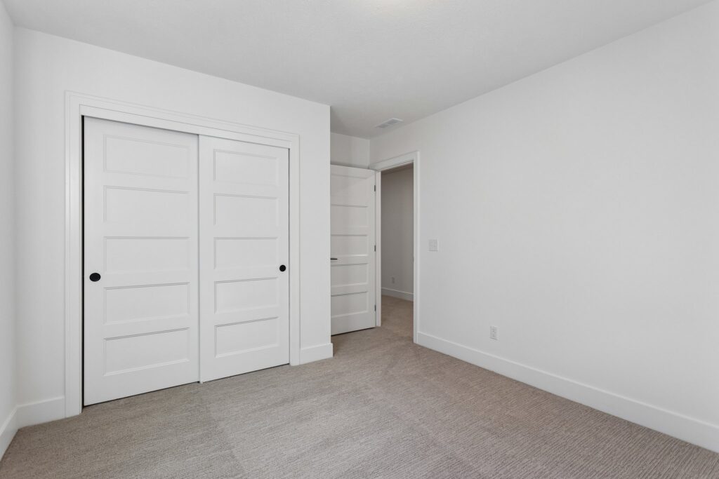 28-web-or-mls-10221 - 6219 N 209th St_028