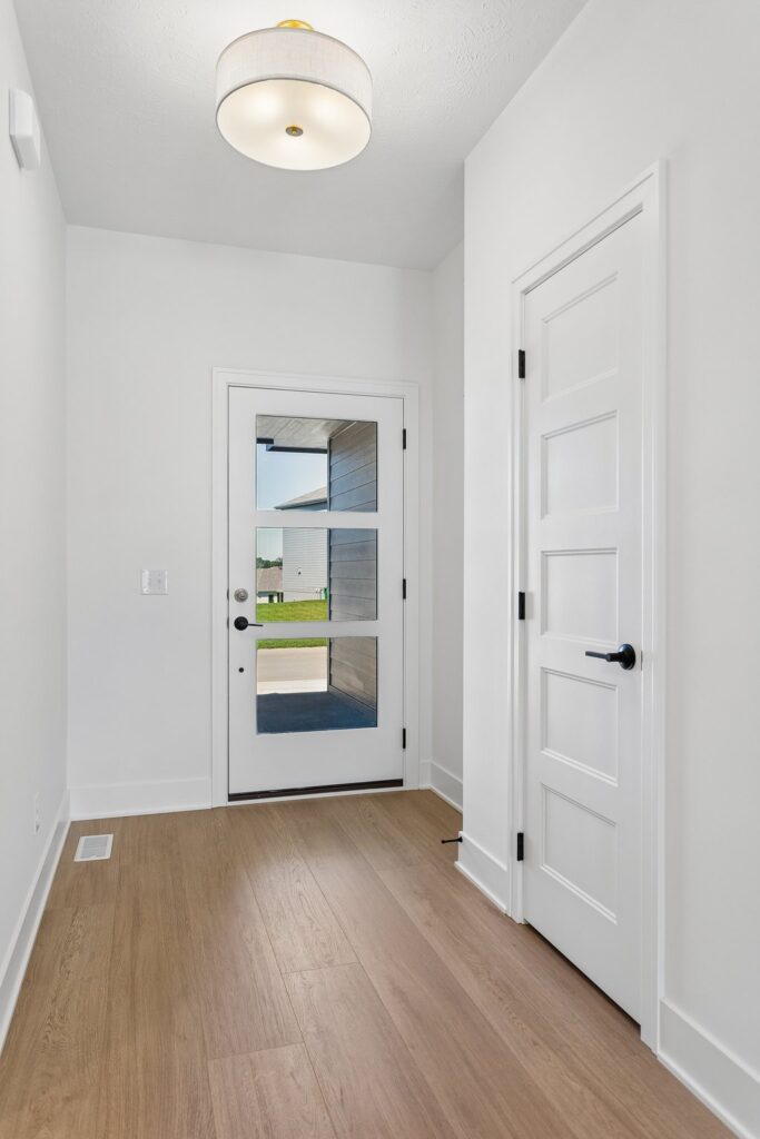 3-web-or-mls-10221 - 6219 N 209th St_003