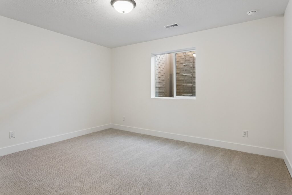 30-web-or-mls-10221 - 6219 N 209th St_030