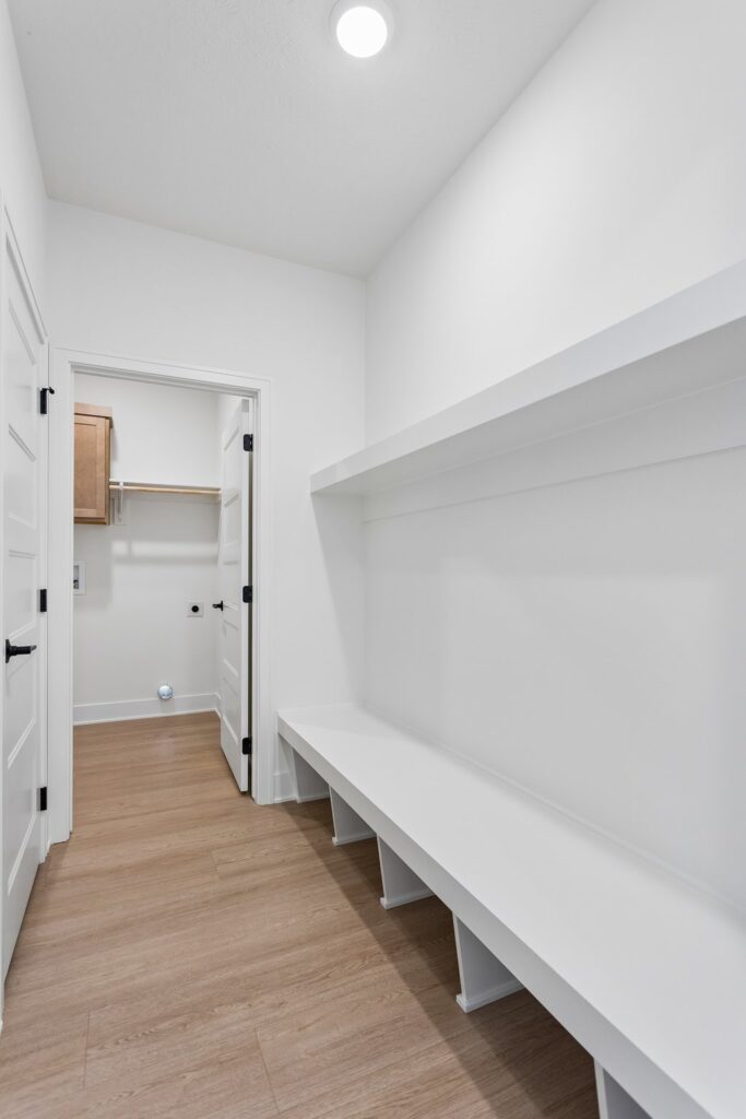 32-web-or-mls-10221 - 6219 N 209th St_032