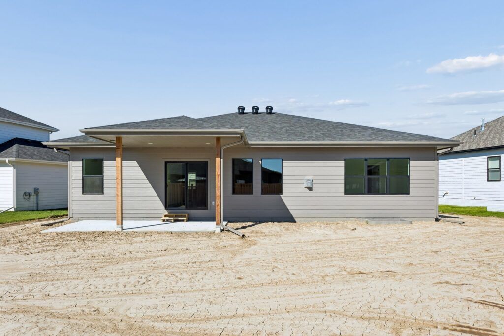 35-web-or-mls-10221 - 6219 N 209th St_035
