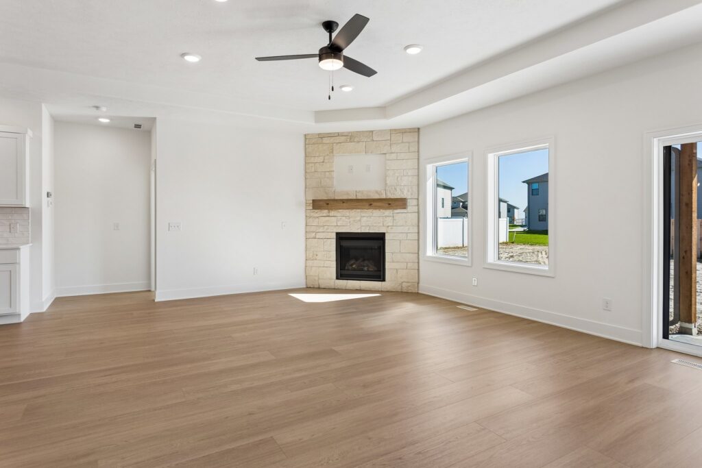 4-web-or-mls-10221 - 6219 N 209th St_004