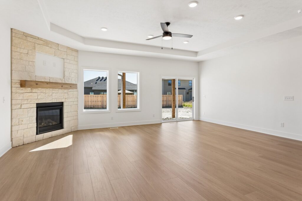 5-web-or-mls-10221 - 6219 N 209th St_005