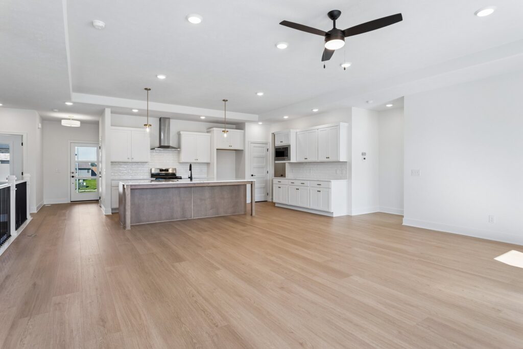 6-web-or-mls-10221 - 6219 N 209th St_006