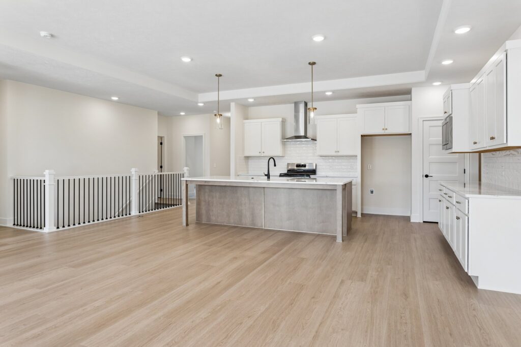 7-web-or-mls-10221 - 6219 N 209th St_007