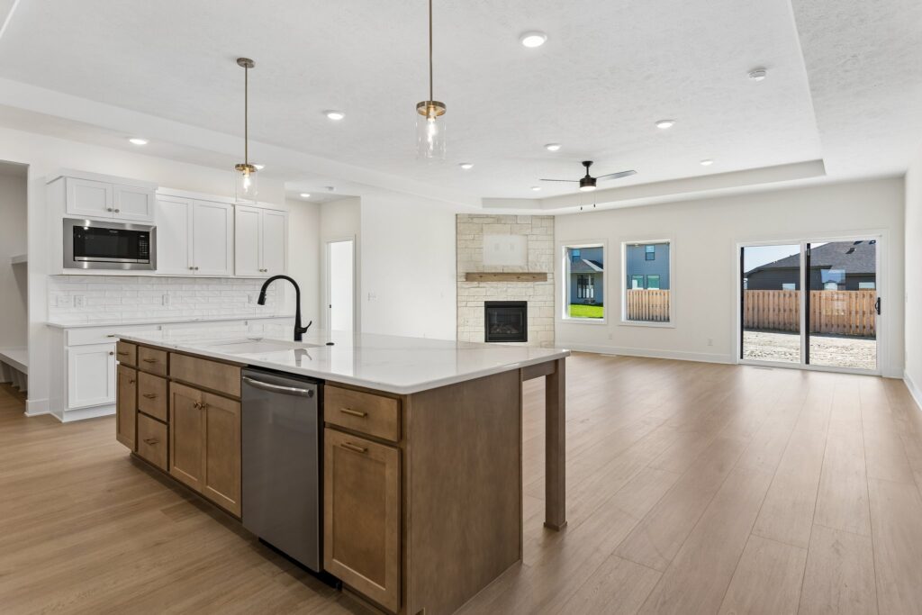 9-web-or-mls-10221 - 6219 N 209th St_009