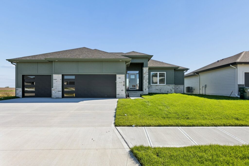 1-web-or-mls-6339 N 207th St - 001