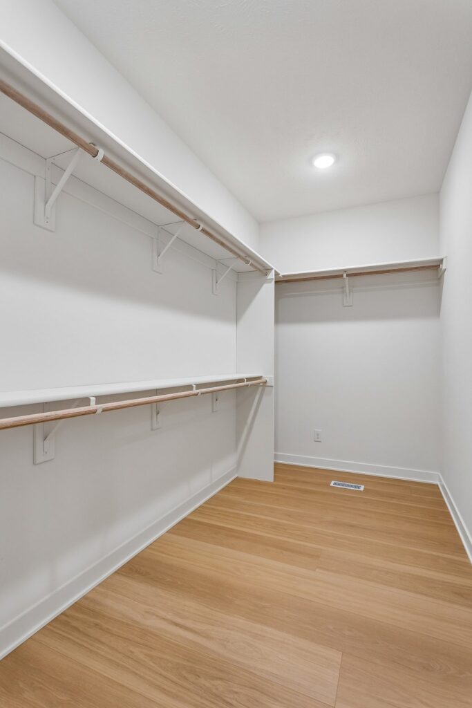 16-web-or-mls-6339 N 207th St - 016