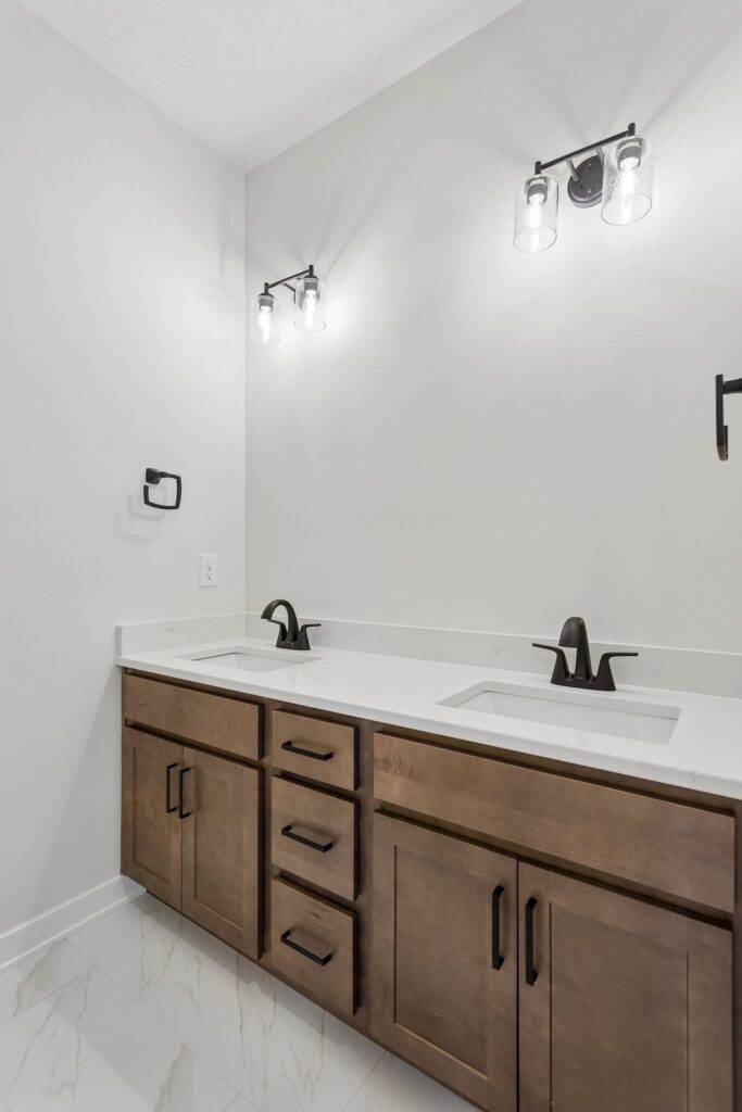 24-web-or-mls-6339 N 207th St - 024