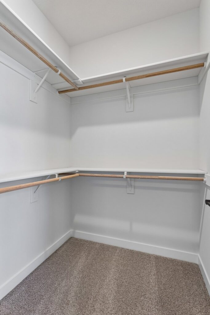28-web-or-mls-6339 N 207th St - 028
